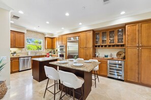 Fridge, microwave, oven, stovetop - Fully Furnished - Prime Location - Huntington Beach *Minutes from the Beach* (Huntington Beach)