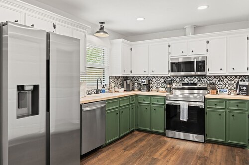 Cozy 3BR with King Beds, Grill, AC, WiFi & Coffee! — Near Downtown Weatherford