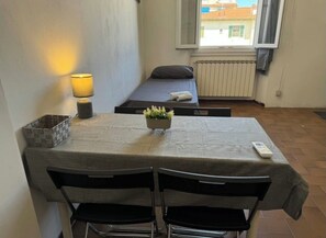 1 habitación, tabla de planchar con plancha, wifi y ropa de cama 