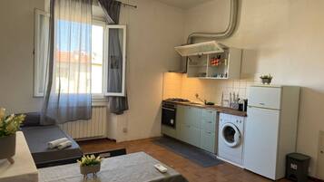 Refrigerador, horno, parrilla de estufa y cafetera y tetera