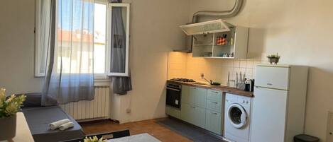 Fridge, oven, stovetop, coffee/tea maker