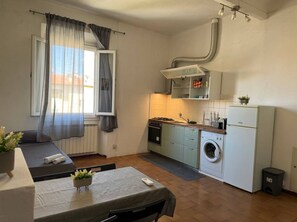 Een koelkast, een oven, een kookplaat, een koffiezetapparaat/waterkoker