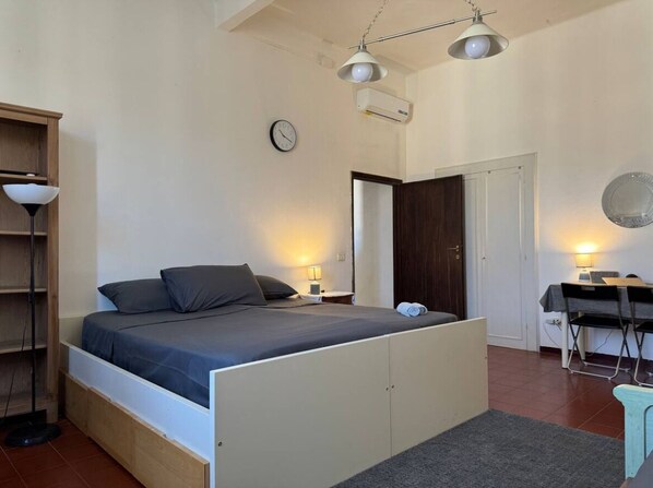 1 slaapkamer, een strijkplank/strijkijzer, wifi, beddengoed