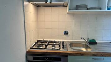 Refrigerador, horno, parrilla de estufa y cafetera y tetera