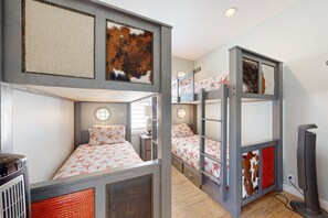 4 soverom, wi-fi (inkludert) og sengetøy