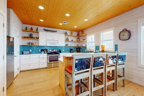 Fridge, microwave, oven, stovetop - OV10 Golf Cart Included, Shared Pool, Pet Friendly, Parking for 3 (Port Aransas)