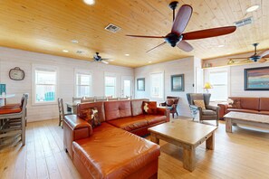 TV - OV10 Golf Cart Included, Shared Pool, Pet Friendly, Parking for 3 (Port Aransas)