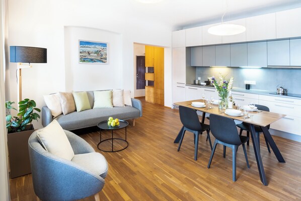 Smart TV - Cozy 2-bedroom River View Apartment in center of Prague (Hlavní mesto Praha)