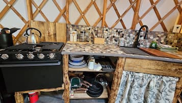 Refrigerador, horno, parrilla de estufa y cafetera y tetera