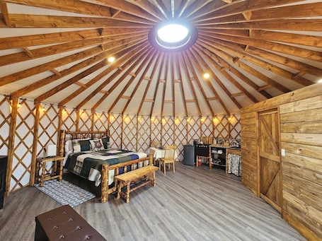 1 bedroom, travel crib, WiFi, bed sheets. Premium Comfort in the Wilderness