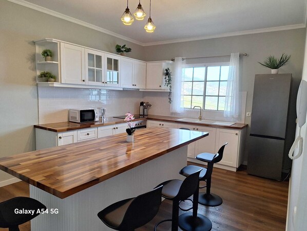 Fridge, microwave, oven, stovetop - Figueira's House by the Atlantic (Ponta do Sol)