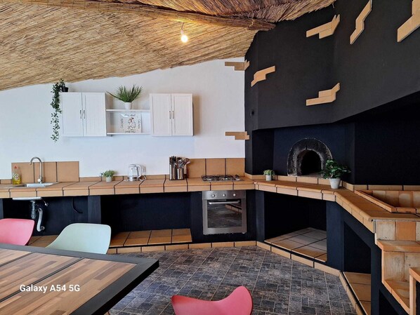 Réfrigérateur, four à micro-ondes, un four, surface de cuisson