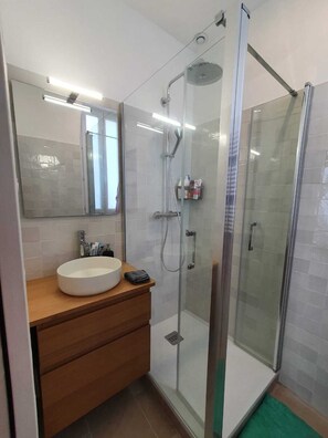Dusche, Handtücher, Seife, Shampoo
