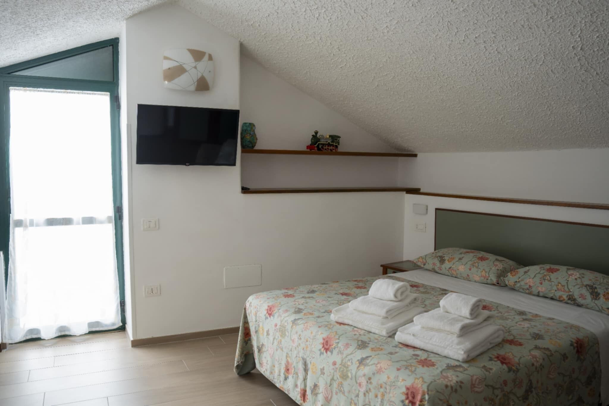 1 dormitorio, tabla de planchar con plancha, wifi y ropa de cama