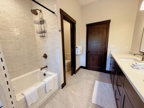 Douche, sèche-cheveux, serviettes fournies, savon