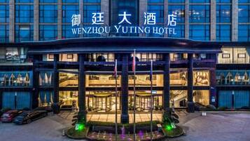 Exterior del Hotel Wenzhou Yuting, con una entrada destacada y fachada bien iluminada.