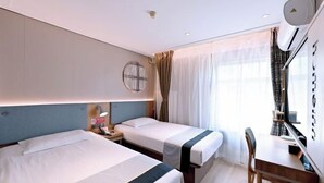 A hotel room with two beds, a desk, a chair, a round wall clock, and a window with curtains. - Homeinn Hotel (Beijing Shaoyaoju University of International Business and Economics) (Beijing)