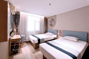 A hotel room with two beds, a desk, and a window with curtains. - Homeinn Hotel (Beijing Shaoyaoju University of International Business and Economics) (Beijing)