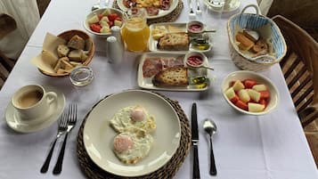 Se ofrece un desayuno continental (16 EUR por persona)