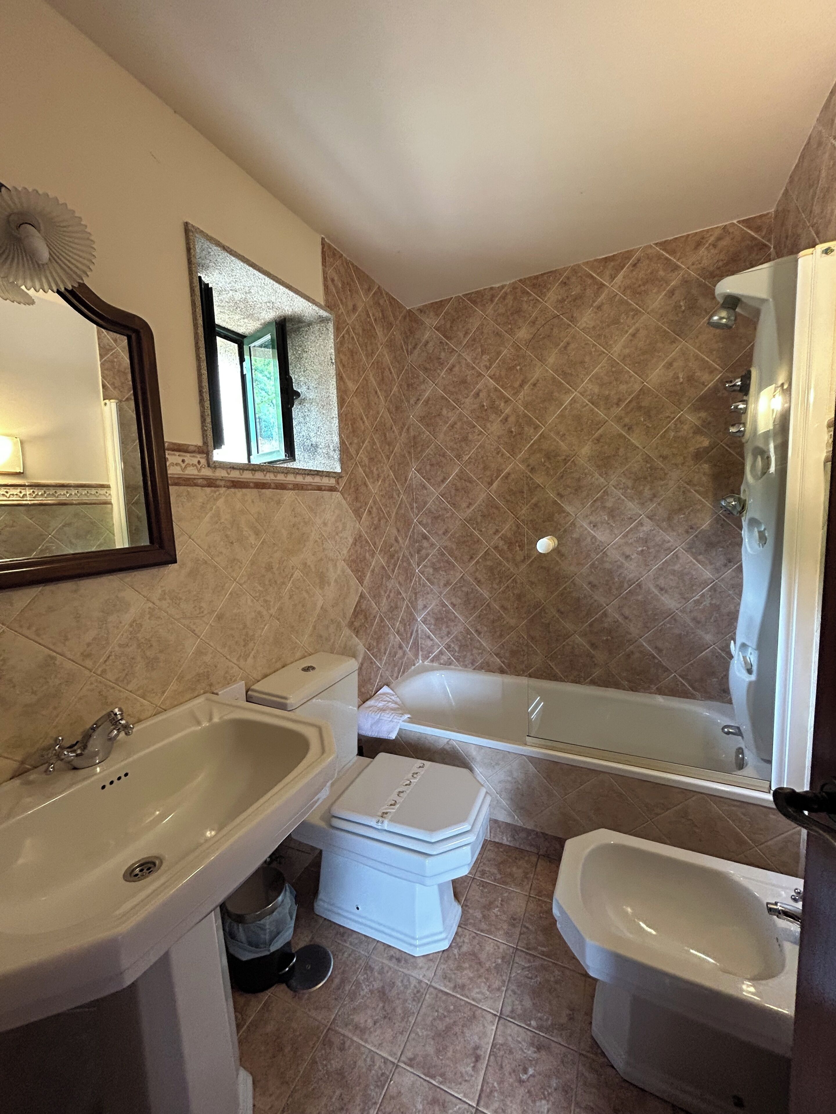 Ein Badezimmer mit Waschbecken, Toilette, Badewanne und Bidet.