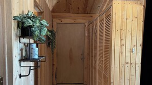 Interior - Log cabin with WiFi in quiet community above Custer.  (Custer)