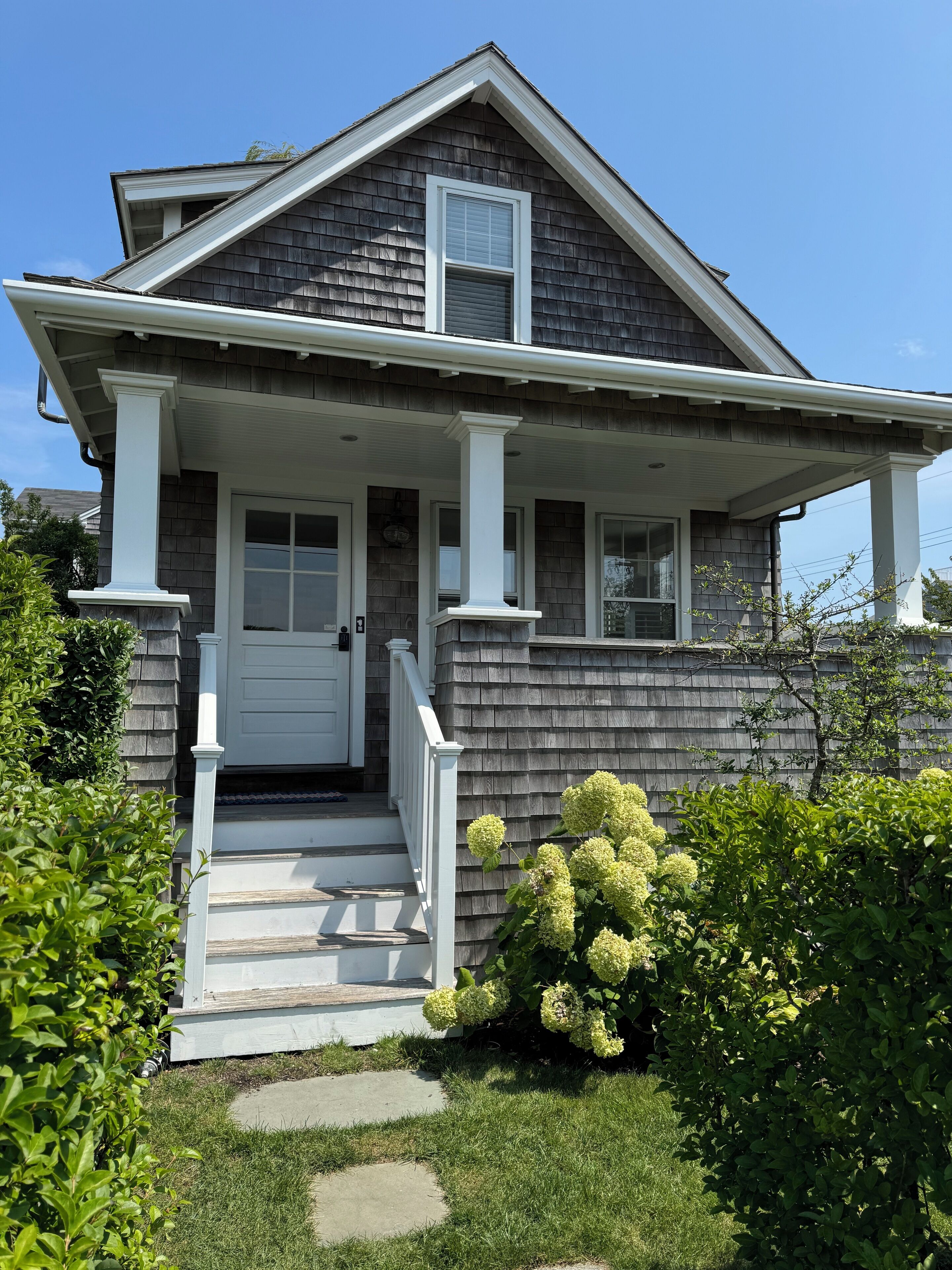 Clean/new loft cottage in fabulous Brant Point. Walk to town w/ AC/heat, porch 