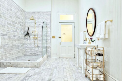 Above Main Street Suite -casually elegant, art filled suite in Historic District