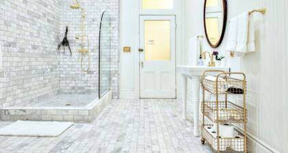 Above Main Street Suite -casually elegant, art filled suite in Historic District