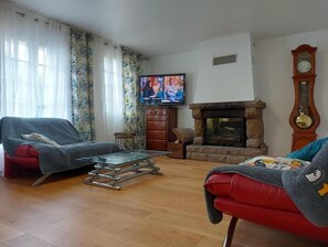 Smart TV, fireplace