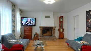 Smart TV, fireplace