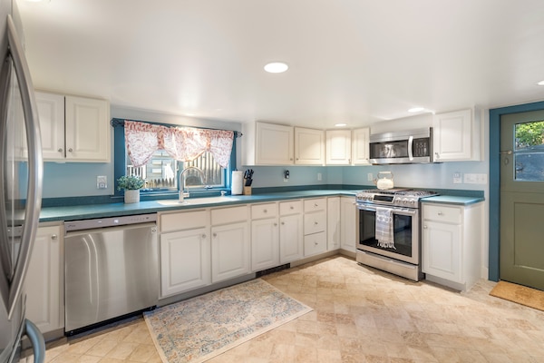 Een koelkast, een microgolfoven, een oven, een kookplaat