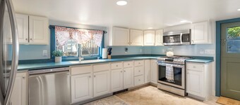 Historic 1686 Home Near Downtown l 5BR Retreat