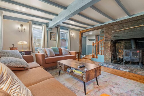 Historic 1686 Home Near Downtown l 5BR Retreat