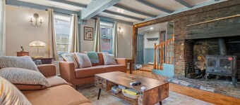 Historic 1686 Home Near Downtown l 5BR Retreat