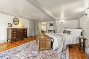 5 slaapkamers, een strijkplank/strijkijzer, internet, beddengoed