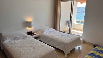 4 bedrooms, desk, WiFi, bed sheets