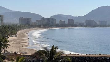 Beach nearby, sun-loungers, beach towels