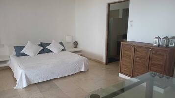 4 bedrooms, desk, WiFi, bed sheets