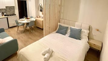 1 dormitorio, tabla de planchar con plancha, wifi y ropa de cama