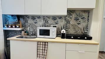 Réfrigérateur, micro-ondes, bouilloire électrique, moulin à café