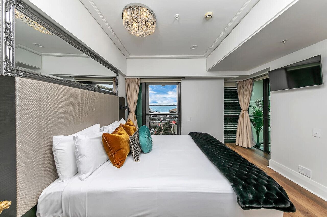 2 bedrooms, desk, WiFi