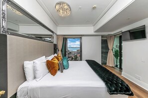 2 bedrooms, desk, WiFi