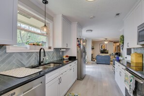 Mikrovågsugn, ugn, spishäll och diskmaskin