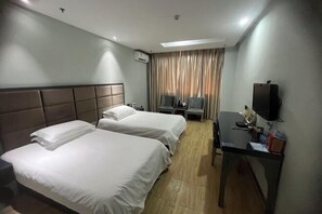 A hotel room with two beds, a desk, a chair, a television, and a curtain. - Fuerte Hotel Yueqing Jianqiao (Yueqing)