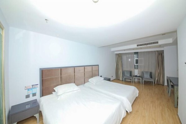 A hotel room with two beds, a desk, and a chair. - Fuerte Hotel Yueqing Jianqiao (Yueqing)