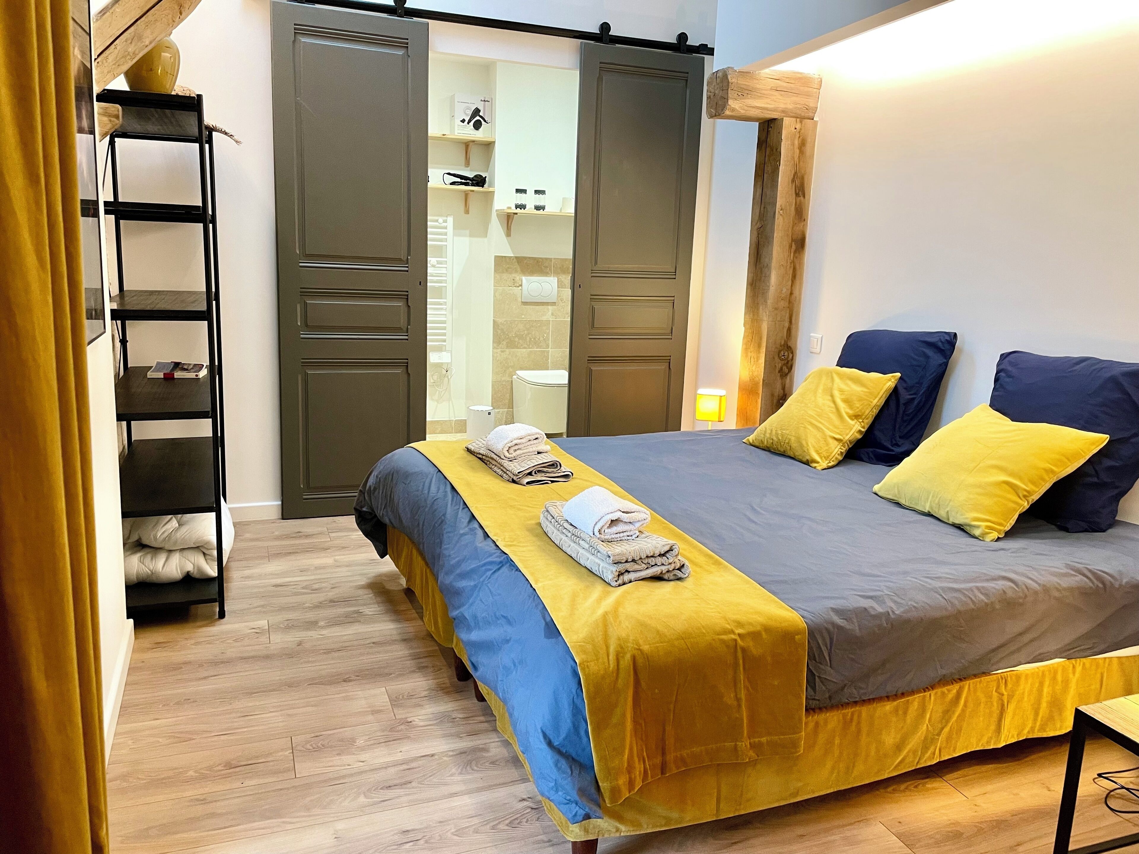 3 slaapkamers, een strijkplank/strijkijzer, reisbedje, gratis wifi