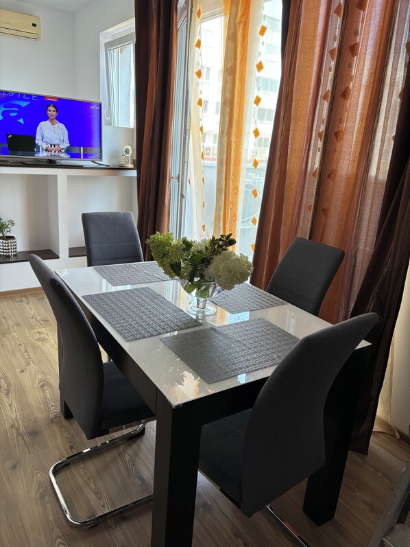 Dining - Charming 2-bedroom apartment with AC, WiFi in superb Arad (Arad)