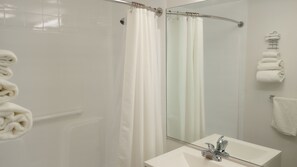 Ensemble douche/baignoire, sĂšche-cheveux, savon, shampoing