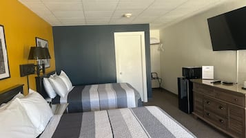 Standard-Vierbettzimmer | Verdunkelungsvorhänge, Bügeleisen/Bügelbrett, kostenloses WLAN