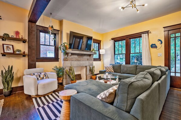 Smart TV, fireplace - Large, Renovated Hip & Historic Craftsman in 5 Points - 2 Miles from Downtown (Nashville)